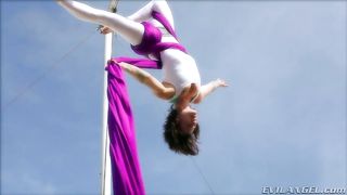 demonstrating increíble agility and