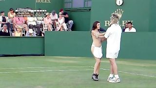 audience claps after tennis