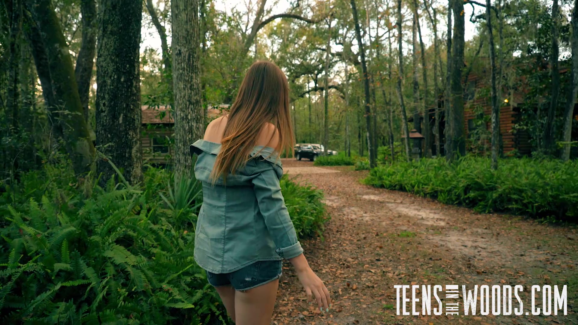 Teen Got Lost In The Woods, And Finds Weird Strangers House - YOUX.XXX