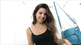 jovencita ariana larga labios