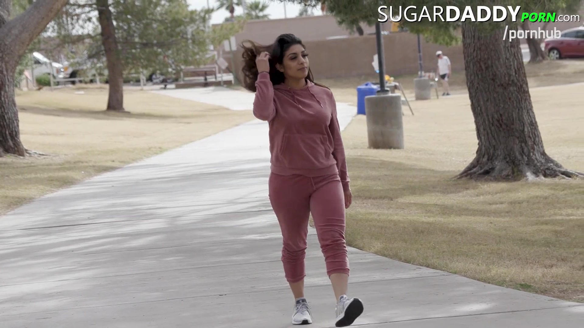 Thick Ass Latina Does Workout In Park To Get New Sugar Daddy - YOUX.XXX