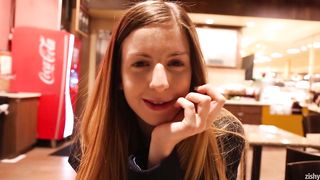 chica mona pelirroja jovencita enjoys