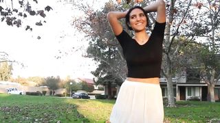 chica mona morena jovencita le encanta