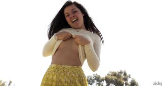 calientes tetuda morena enjoys