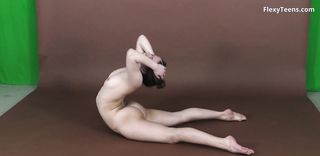 hot brunette 18yo showing