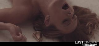 romántico morena mujer orgasmo