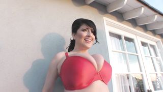 morena milf roja sujetador