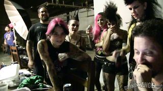 several chicas hang out
