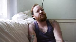 bearded butch se desnuda the