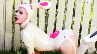chica conejita suit se desnuda