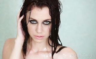 oscura haired chica duchas