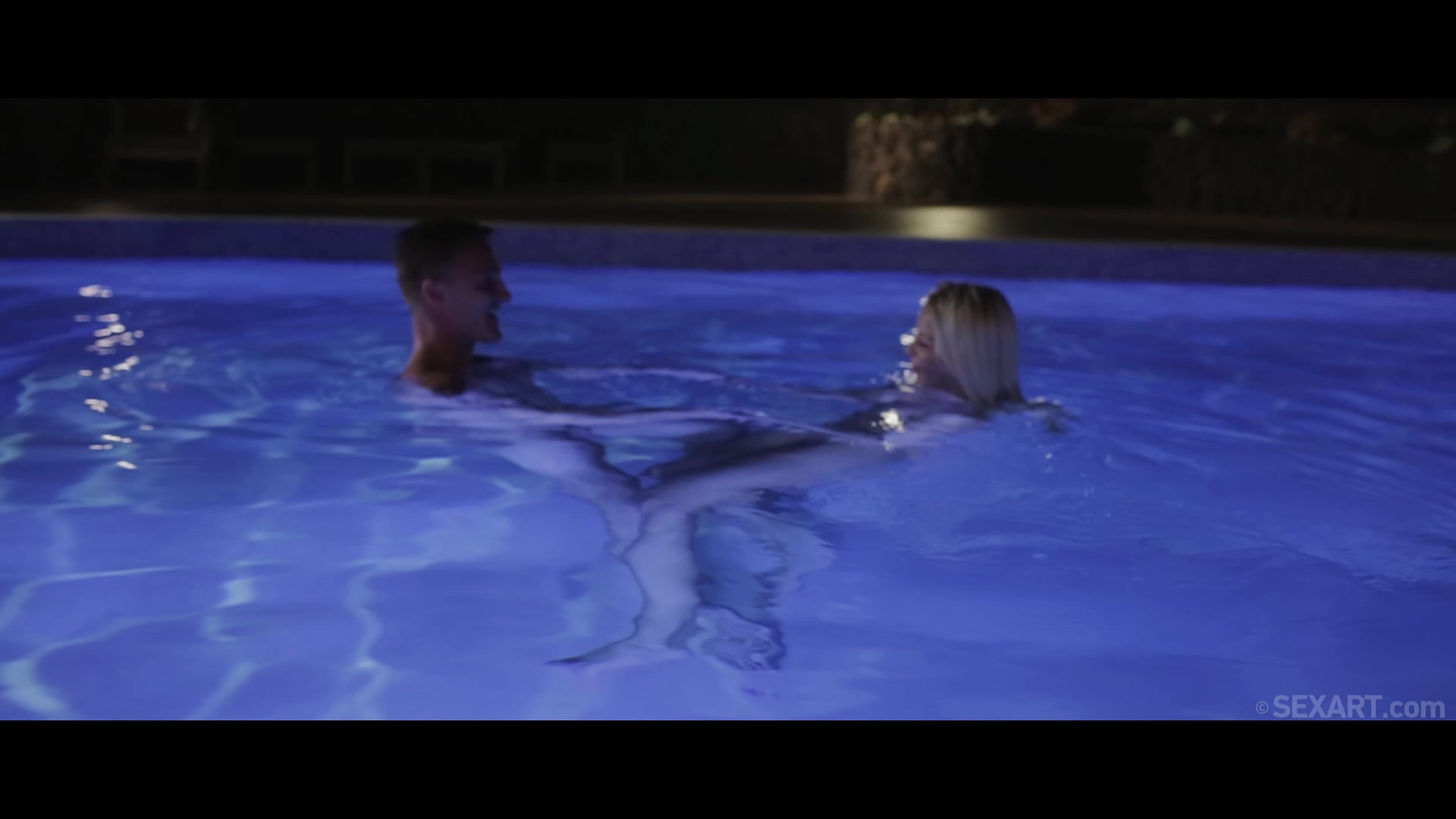 Blonde Girl Enjoy Swimming In The Pool Naked With Her Man. - YOUX.XXX